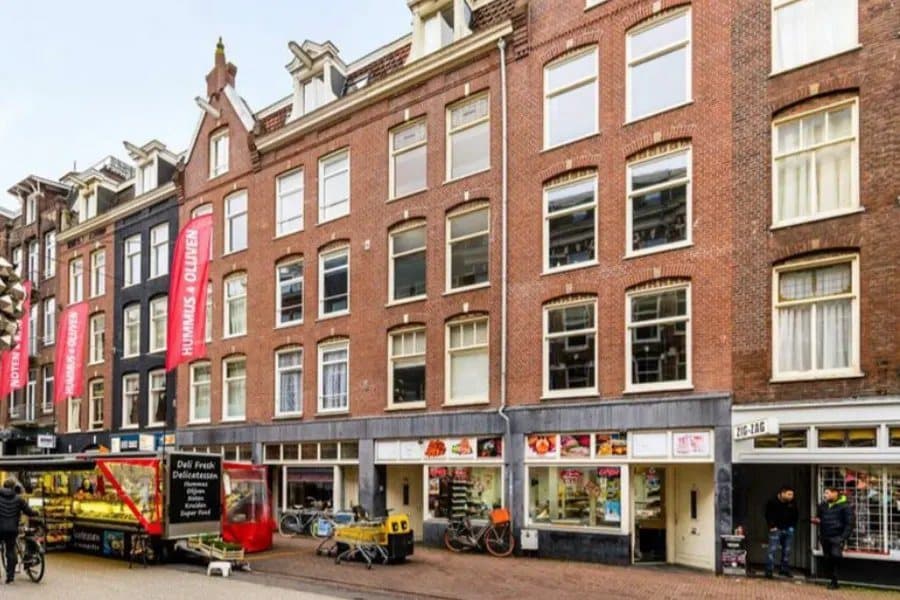 Verhuurd combinatiepand met winkelruimte op de begane grond en woningen erboven