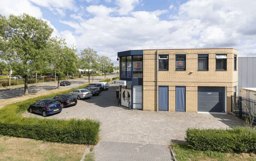Bedrijfspand met kantoorruimte en bedrijfshal, in gebruik door de eigenaar